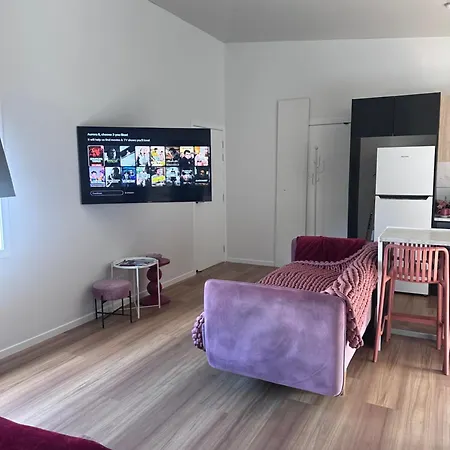 Guest house Cherrie & Court Yard Private Pet Friendly Free Parking 3*