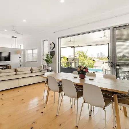 Beautiful 2 Story, 4 Bed House, Pool & Views Holiday home Brisbane