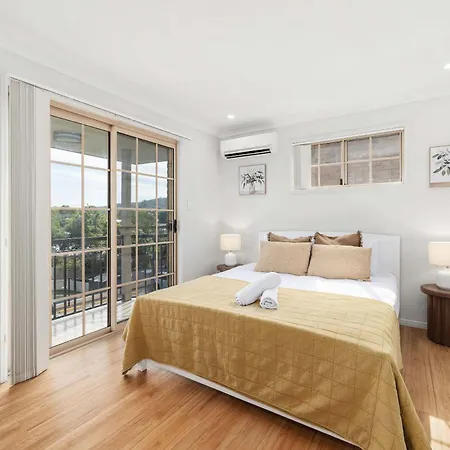 Holiday home Pool & Tennis Court 3br Bright Mt Gravatt Retreat *