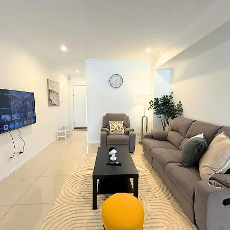 1em Abnb-style 5br, 2 Parking-patio, 5 Mins To Westfield