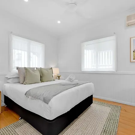 Holiday home 4 Bed Queenslander Views Walk To Suncorp Deck + Parking *