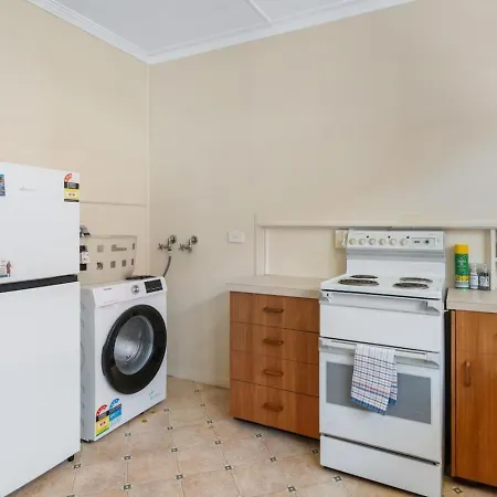 Warm And Cozy Retreat Near Shops And Transport Holiday home Brisbane