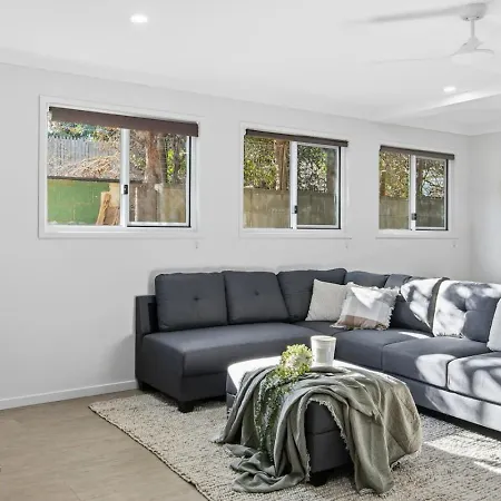Spacious 3br In Quiet Tarragindi Location *