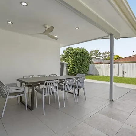 Spacious 4-bed House With Secure Parking Holiday home