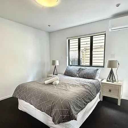 3br, 2 Baths - Stylish In Kangaroo Point *