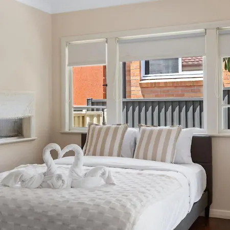 Warm And Cozy Retreat Near Shops And Transport *