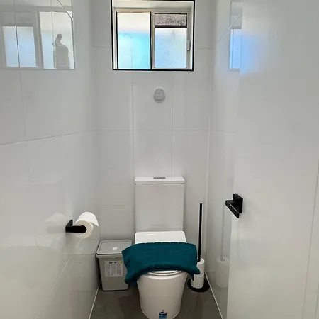 In Belmont | Easy To & Airport Guest house