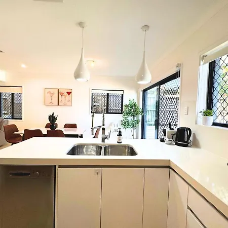 1em Abnb-style 5br, 2 Parking-patio, 5 Mins To Westfield Holiday home