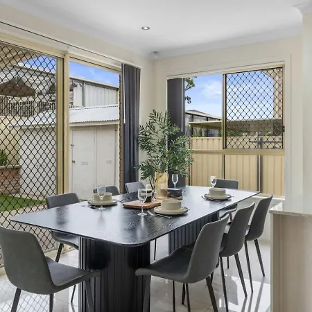 Holiday home Spacious 4br Family In Inala Quiet Street
