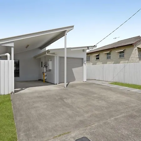 Spacious 4-bed House With Secure Parking *