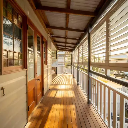 3br Charming Queenslander Mins Drive To Cbd And Gabba Stadium! Brisbane