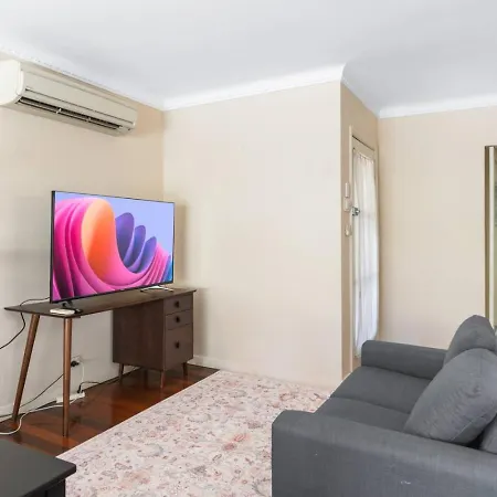 Holiday home Warm And Cozy Retreat Near Shops And Transport *