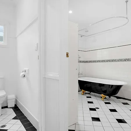 Holiday home 4 Bed Queenslander Views Walk To Suncorp Deck + Parking