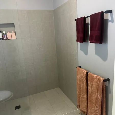 Cherrie & Court Yard Private Pet Friendly Free Parking Guest house