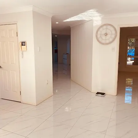 Carindale Family Home, Private Pool, Leisure Villa
