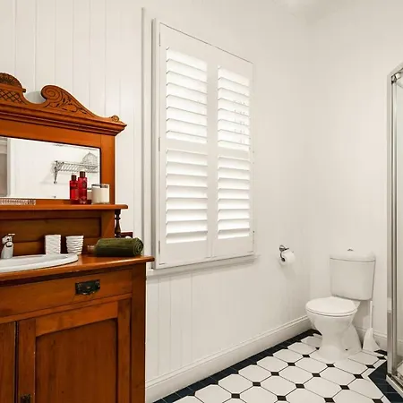 Leafy Hawthorne Haven Pool Gym & Convenience Holiday home *