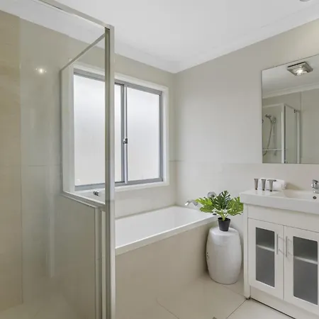Spacious 4-bed House With Secure Parking Holiday home Brisbane