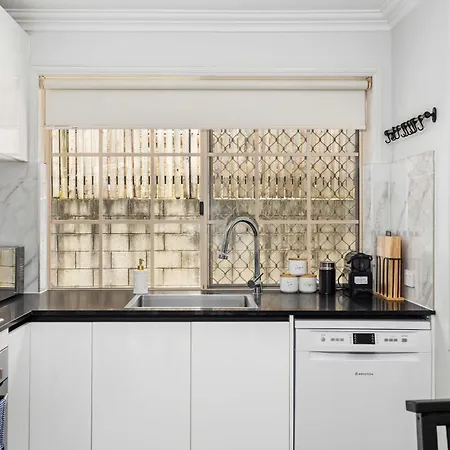 Holiday home Pool & Tennis Court 3br Bright Mt Gravatt Retreat *