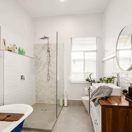 Beautiful 2 Story, 4 Bed House, Pool & Views Holiday home Brisbane