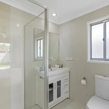 Spacious 4-bed House With Secure Parking *