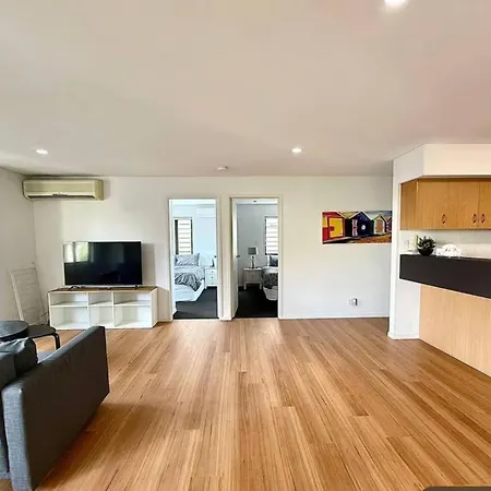 3br, 2 Baths - Stylish In Kangaroo Point Apartment Brisbane
