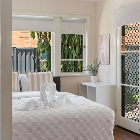 Warm And Cozy Retreat Near Shops And Transport