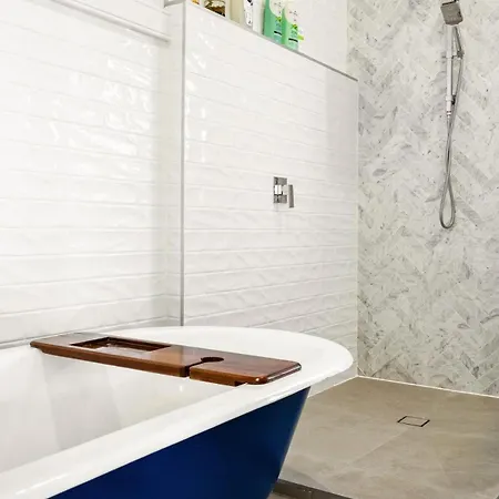 Beautiful 2 Story, 4 Bed House, Pool & Views Holiday home Brisbane