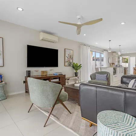 Spacious 4-bed House With Secure Parking Holiday home