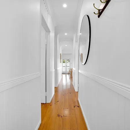 4 Bed Queenslander Views Walk To Suncorp Deck + Parking Holiday home