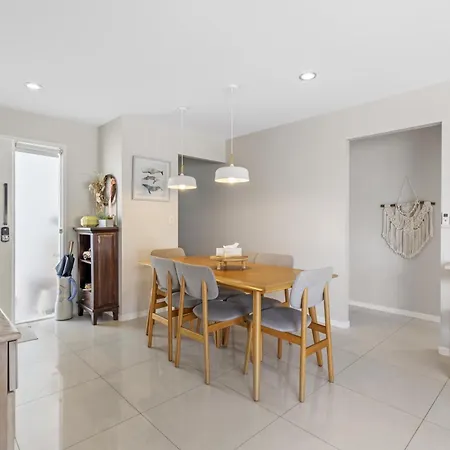 Spacious 4-bed House With Secure Parking *
