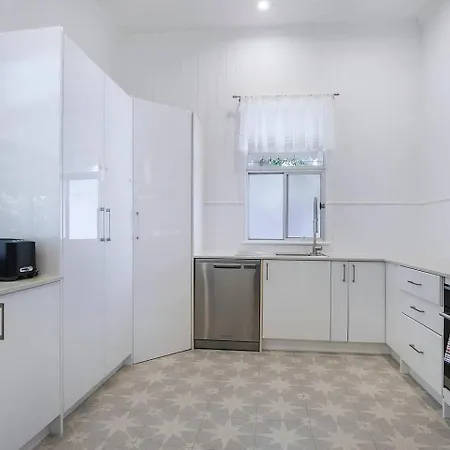 Strathendrick - Timeless Queenslander Haven Near Cbd Holiday home
