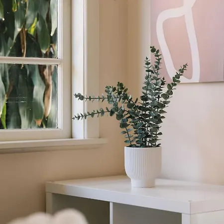 Warm And Cozy Retreat Near Shops And Transport *