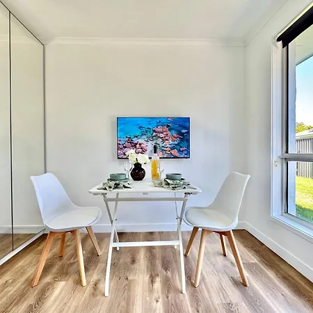 Guest house In Belmont | Easy To & Airport 3*