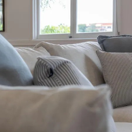 4 Bed Queenslander Views Walk To Suncorp Deck + Parking Holiday home Brisbane