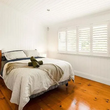Leafy Hawthorne Haven Pool Gym & Convenience Holiday home