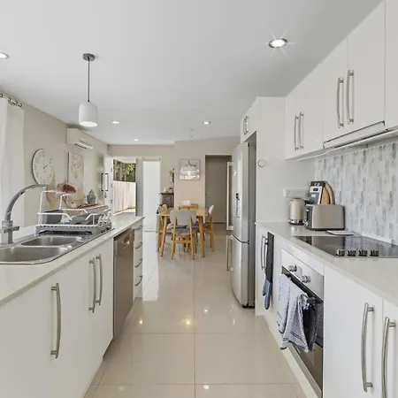 Holiday home Spacious 4-bed House With Secure Parking