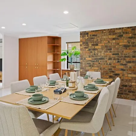 Spacious 4br Family In Sunnybank Holiday home