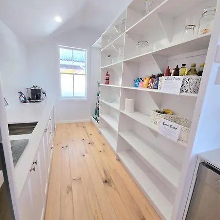Beautiful 2 Story, 4 Bed House, Pool & Views Brisbane