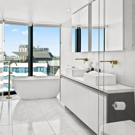 Modern Skyline 3br With Pool Gym And Tub Holiday home Brisbane