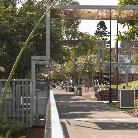3br, 2 Baths - Stylish In Kangaroo Point Apartment
