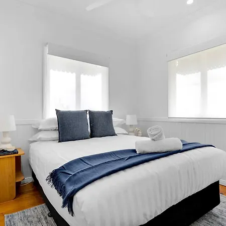 4 Bed Queenslander Views Walk To Suncorp Deck + Parking Holiday home Brisbane