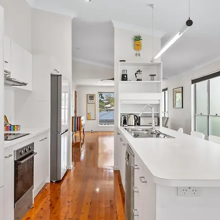 Bright 3-bed In Leafy Annerley Holiday home *