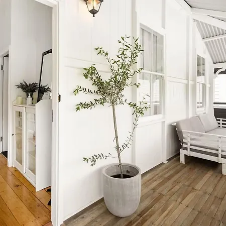 Beautiful 2 Story, 4 Bed House, Pool & Views *