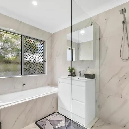 3 Bedroom Fully Renovated Away From * Brisbane