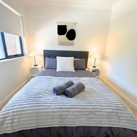 Holiday home 1em Abnb-style 5br, 2 Parking-patio, 5 Mins To Westfield