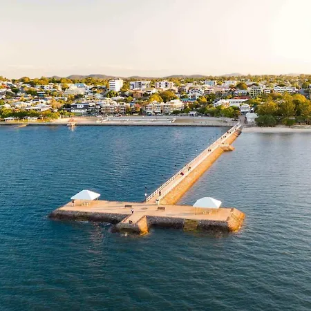 4bdr Queenslander With Pool Near Manly Esplanade