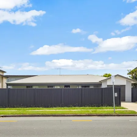 3 Bedroom Fully Renovated Away From Holiday home