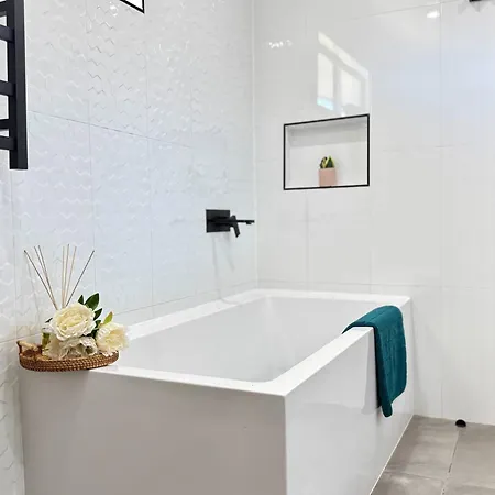 Guest house In Belmont | Easy To & Airport 3*