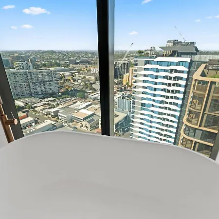 Modern Skyline 3br With Pool Gym And Tub Holiday home *