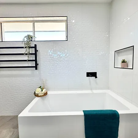 In Belmont | Easy To & Airport Guest house 3*